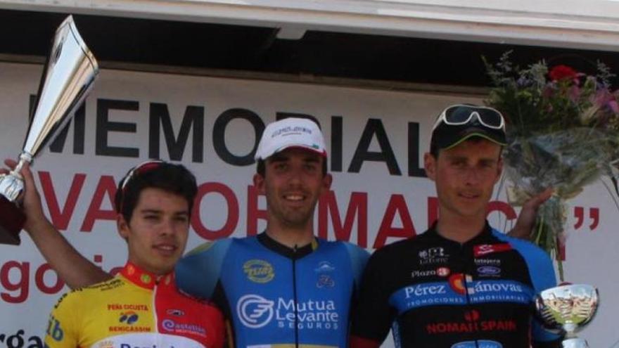 Eusebio Pascual, en el podio, junto a Javier Chacón e Iván Moreno