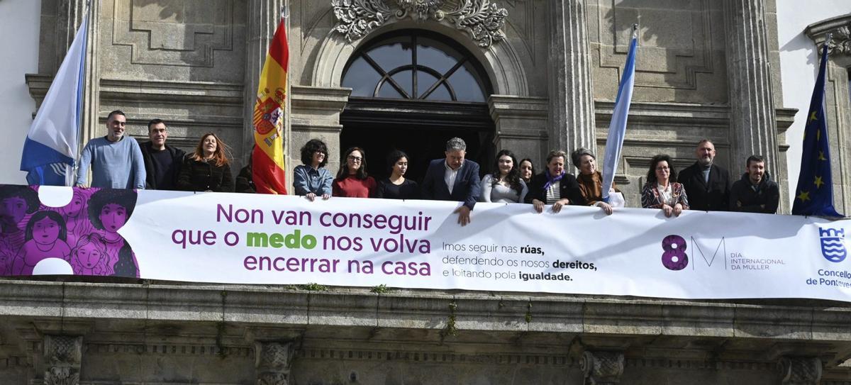 Despliegue de la pancarta en el balcón de la Casa Consistorial de Pontevedra | RAFA VÁZQUEZ