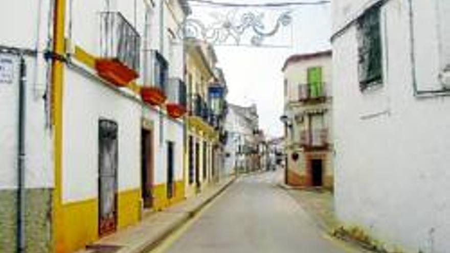 El Ayuntamiento de Navas del Madroño pone a punto el alumbrado para la Navidad