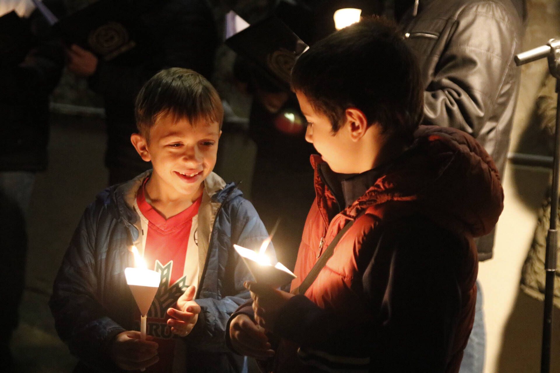 La procesión de las ánimas recorre el cementerio de San Atilano de Zamora con motivo de la noche de Difuntos y con la única iluminación de velas o faroles