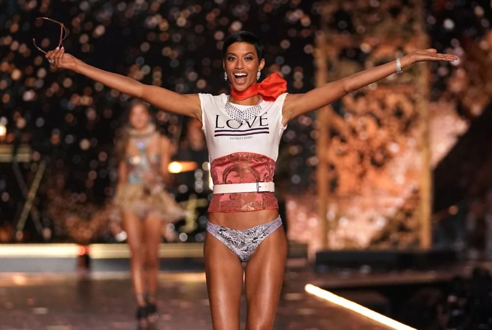 Los ángeles de Victoria''s Secret graban su desfile