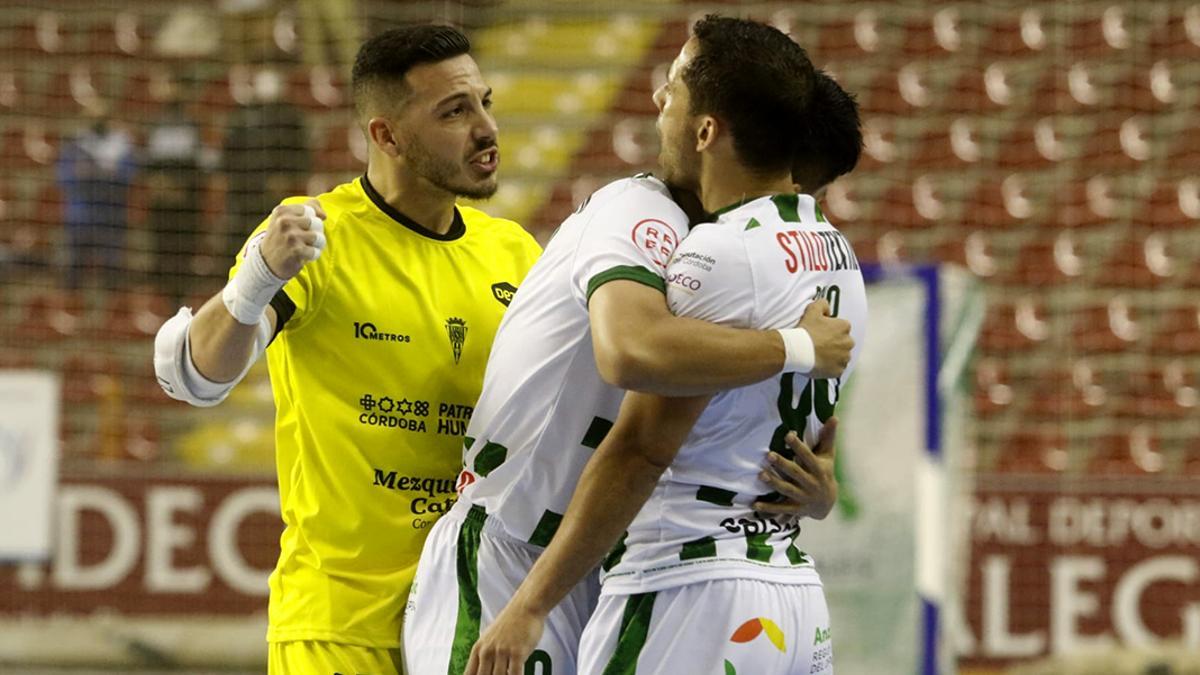Cristian Ramos celebra uno de los goles del brasileño Caio César ante el Santa Coloma en Vista Alegre.