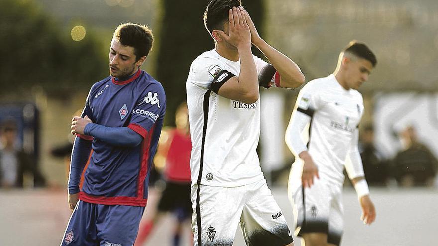 Un futbolista del Sporting B, lamentándose durante el partido de ayer ante el Amorebieta.
