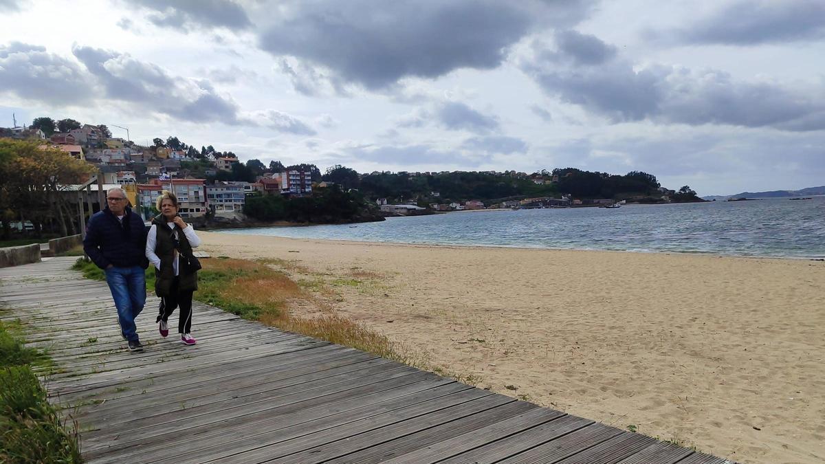 El paseo y la playa urbana de Banda do Río, en Bueu.