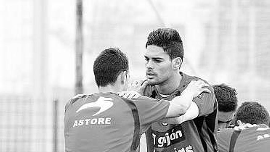 Botía estira junto a Carmelo en el entrenamiento de ayer.