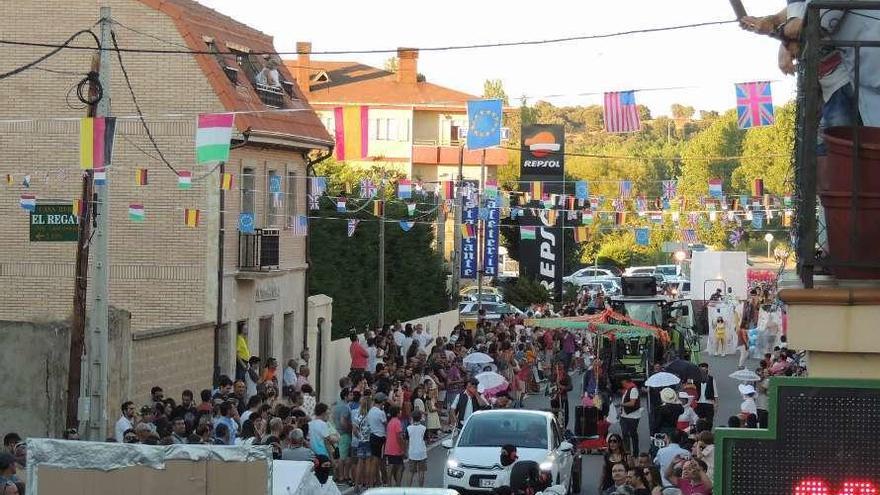 Aspecto que presentaba la calle durante el desfile de carrozas.