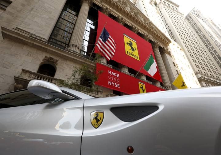 La escudería Ferrari, controlada por el grupo Fiat Chrysler Automobiles, ha debutado hoy en Wall Street con un precio de salida de 52 dólares y en los primeros minutos de cotizaciones sus acciones se disparaban un 15 % hasta 60 dólares.