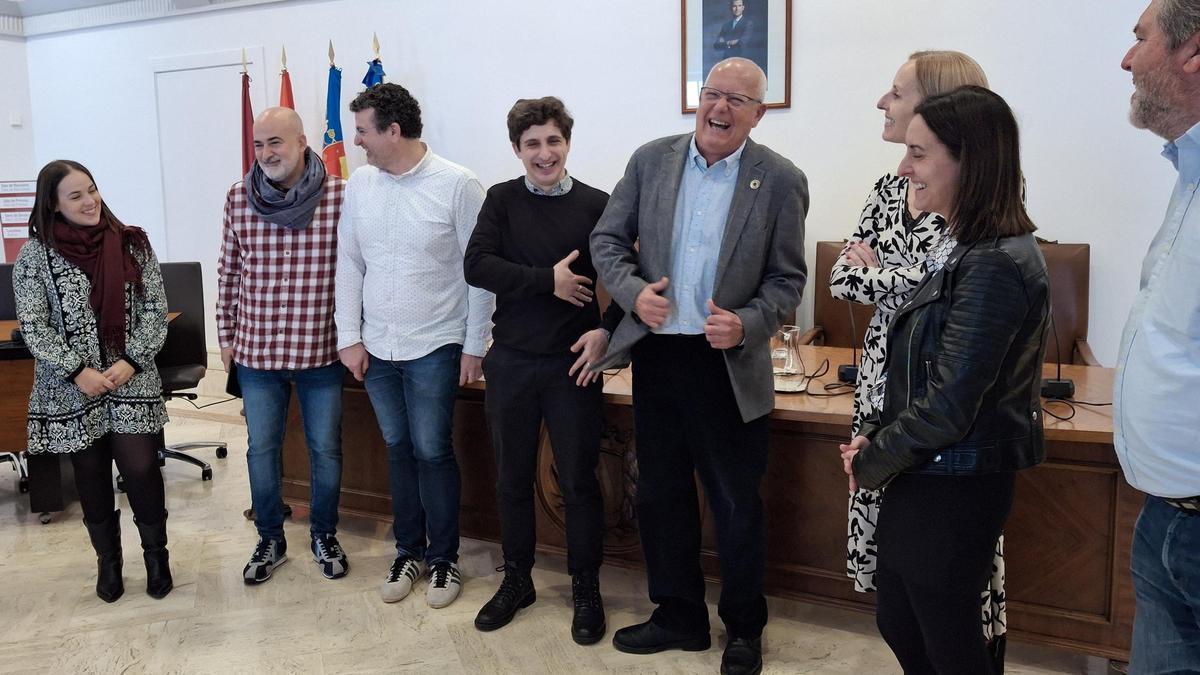 Óscar hace que el alcalde y los concejales se partan de risa.