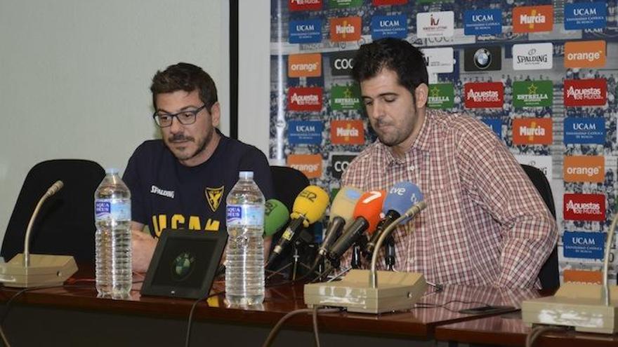 Francis Sánchez, ayer en la rueda de prensa ofrecida en Murcia, junto a Fotis Katsikaris y con el respaldo de toda la plantilla.