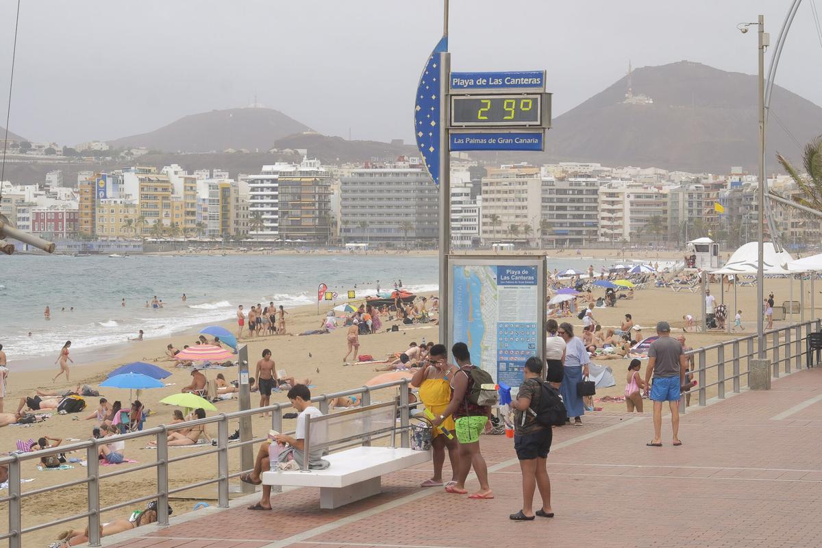 Meteorología. Calor y calima en la playa de Las Canteras Meteorología. Calor y calima en la playa de Las Canteras
