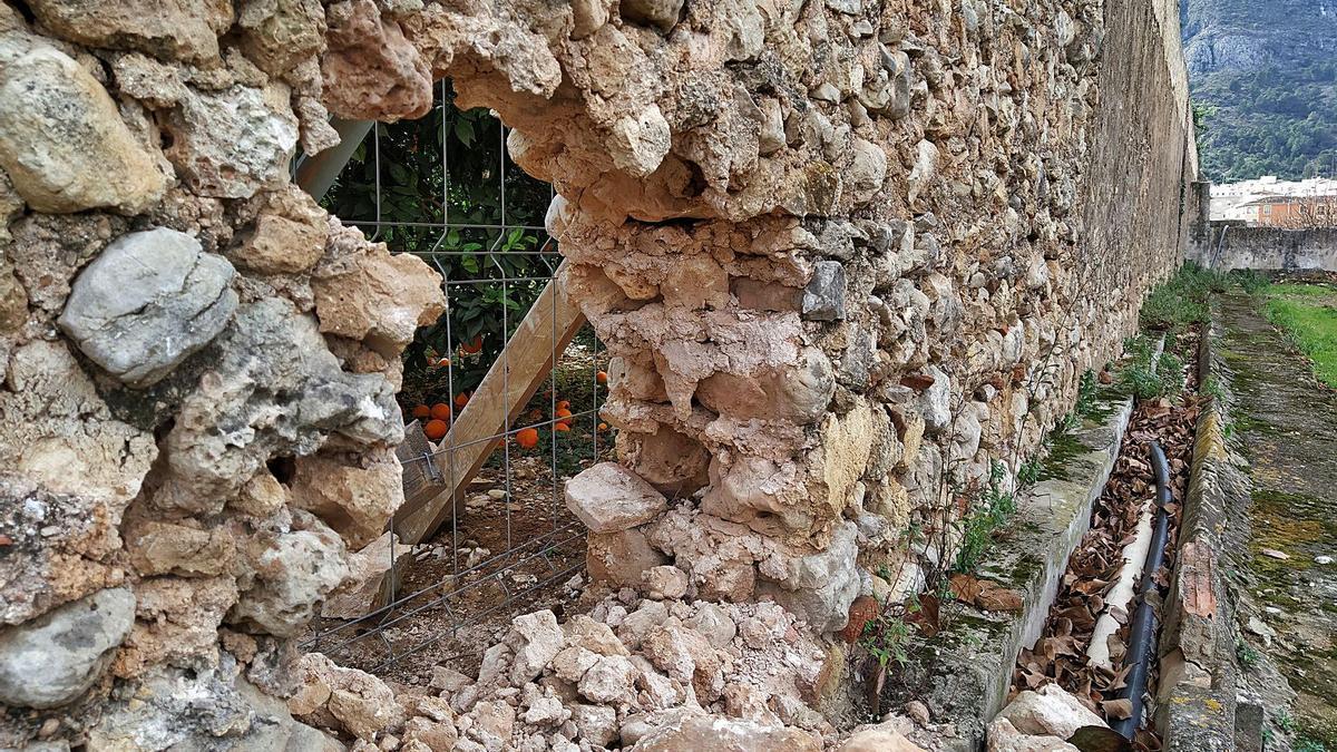 El boquete causado en el 
muro del monasterio, ayer.  
t.á.c.