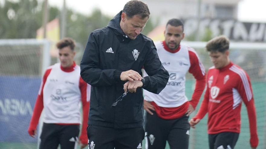 Mari oSimón mira el reloj durante un entrenamiento del Real Murcia. | PRENSA REAL MURCIA