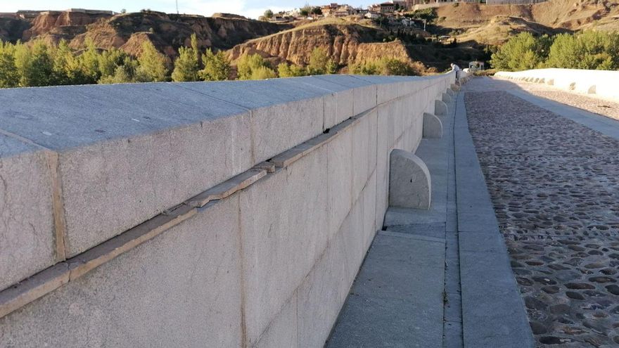 Un lateral de la barandilla restaurada del Puente de Piedra de Toro en el que se aprecia el desplazamiento de varias piedras . | M. J. C.