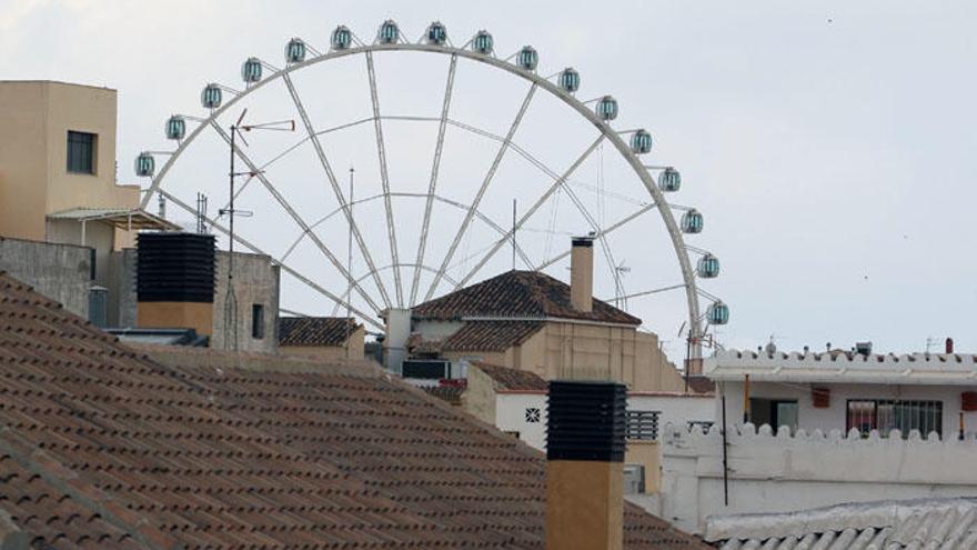 La noria, vista tras los edificios del Centro de Málaga.