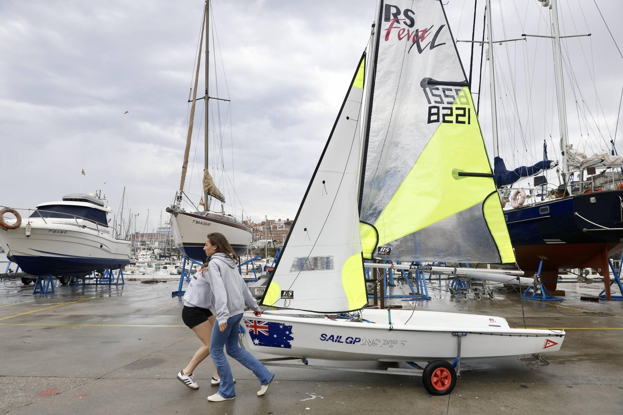 Todo listo en Gijón para la escala de la Princesa Leonor con el Elcano: así lo viven las alumnas del Club de Regatas (en imágenes)