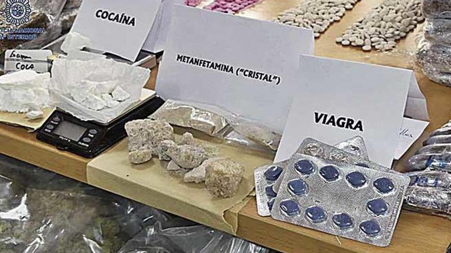 Los agentes también intervinieron viagra, cristal y cocaína.