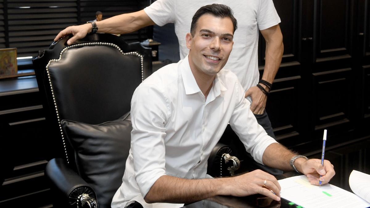 Un feliz Sloukas, firmando con el Panathinaikos