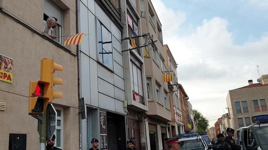 Gritos de "libertad" ante el domicilio de uno de los independentistas detenidos por la Guardia Civil