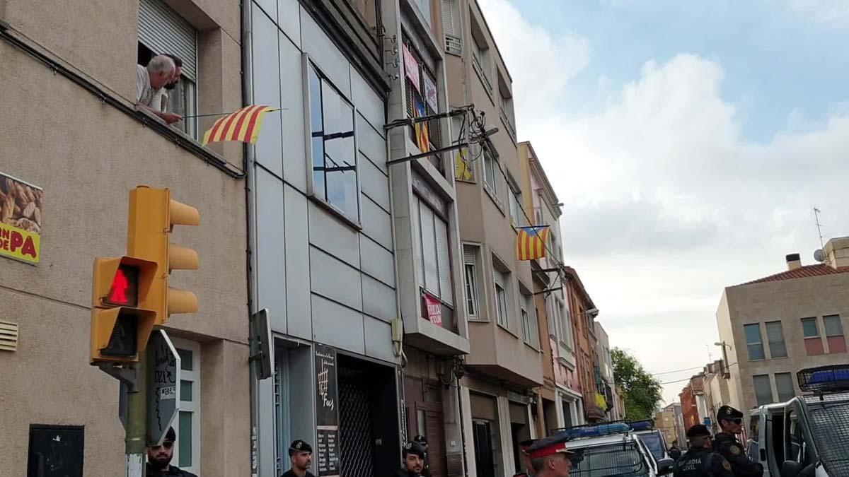 Gritos de libertad ante el domicilio de uno de los independentistas detenidos por la Guardia Civil.