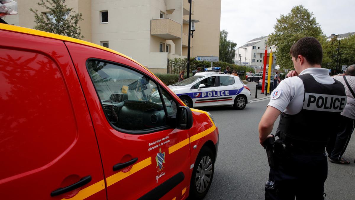 La policía francesa acordona la calle en la que ha tenido lugar el ataque, este jueves en Trappes.