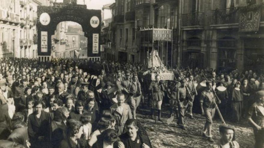 La imagen de la Virgen de Covadonga, a su paso por la calle La Cámara, en julio de 1939.