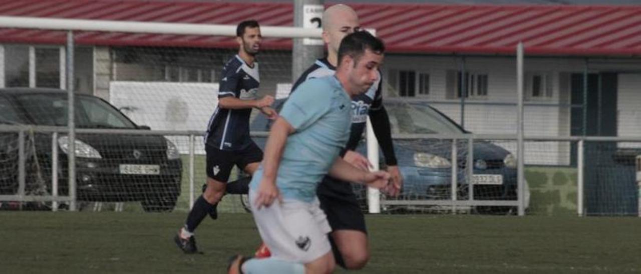 Un jugador del Beluso conduce el balón en el encuentro ante el Villalonga. |  // SANTOS ÁLVAREZ