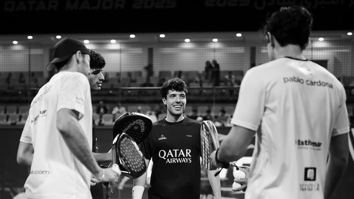 Tapia y Coello saludándose con Cardona y Augsburger antes del partido