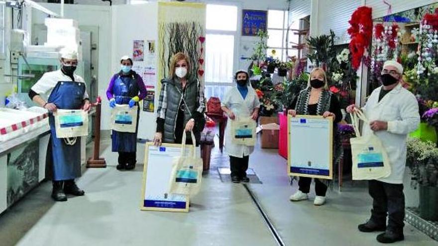 Digna Rivas con los vendedores del mercado de Chapela, ayer.   | // FDV