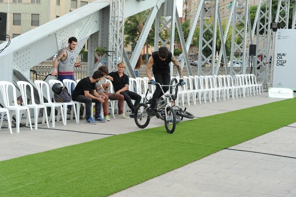 La moda se pasea por el puente nuevo con 'Murcia Cycle Chic'