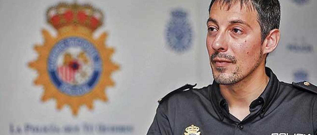 El inspector Jorge Miguel Rodríguez, jefe del Grupo de Delitos Tecnológicos de la Policía Nacional, en un momento de la entrevista.