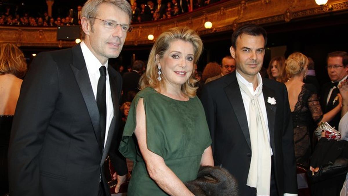 Lambert Wilson, Catherine Deneuve y François Ozon, en la ceremonia de los Cesar.