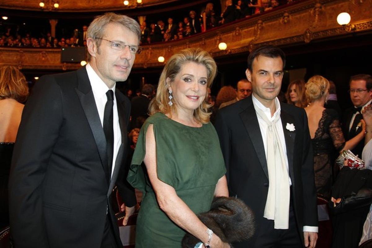 Lambert Wilson, Catherine Deneuve i François Ozon, en la cerimònia dels César.