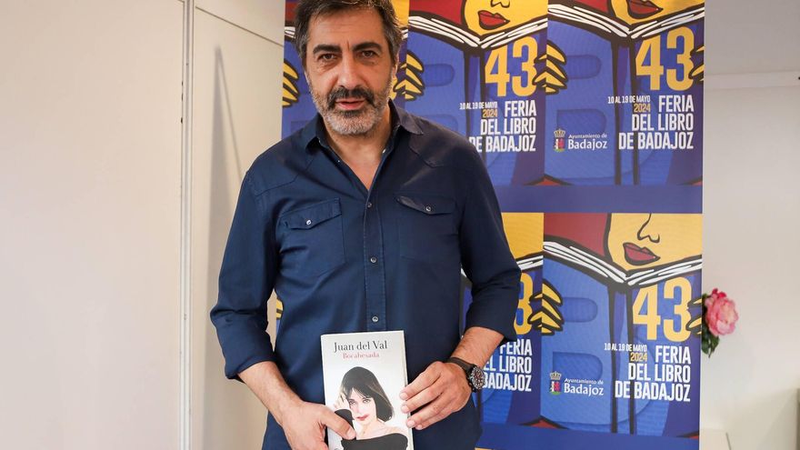 Juan del Val se da un baño de masas en la Feria del Libro de Badajoz