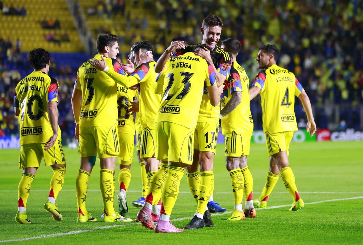 Jugadores de América celebran un gol  durante un partido de los octavos de final de la Copa de Campeones Concacaf