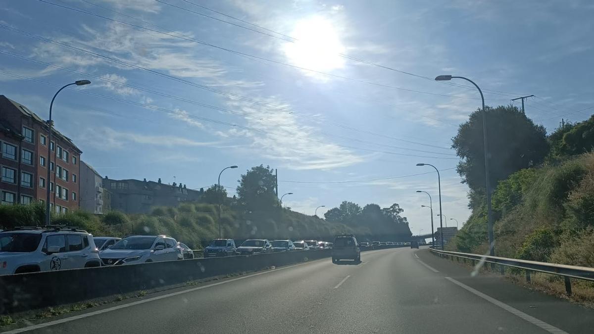 Atasco en la autopista AP-9, sentido A Coruña, esta mañana.