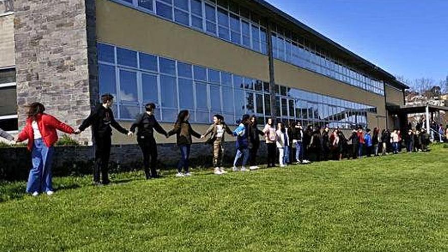 Alumnos rodean el edificio de la Laboral en un acto de protesta contra la supresión del Bachillerato.