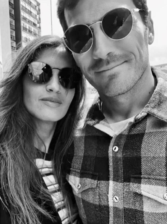 Sara e Iker con gafas redondas de Polaroid.