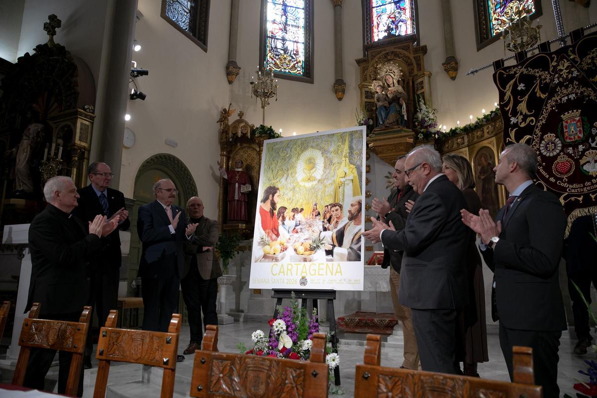 Aplausos en el momento en el que se descubrió el cartel de la Semana Santa de Cartagena 2026.