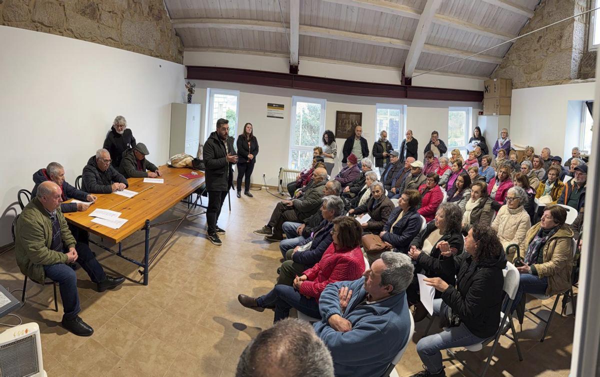 Representantes vecinales y políticos del BNG, en la reunión de ayer en la Casa da Unión, de O Hío. | SANTOS ÁLVAREZ