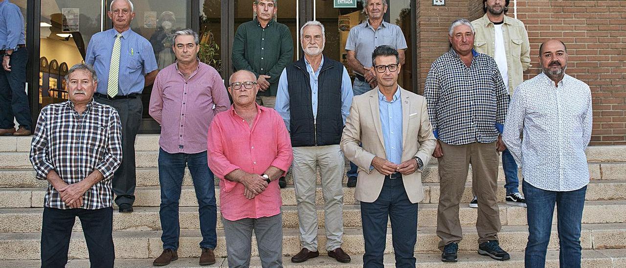 El alcalde de Almussafes, Toni González, acompañado de miembros de la junta de Coagal. | LEVANTE-EMV