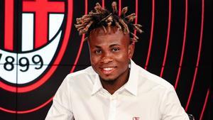 Ckukwueze, firmando su contrato con el Milan