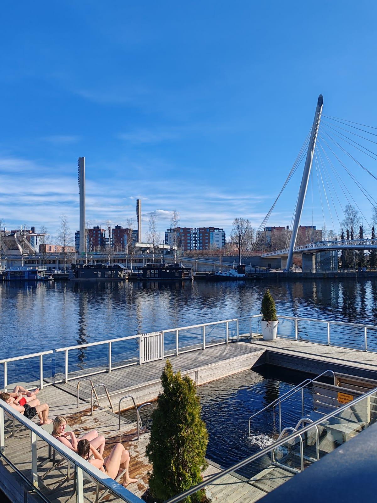 Una de las 'piscinas' instaladas sobre el lago con el agua a poco más de 3 grados en Tampere