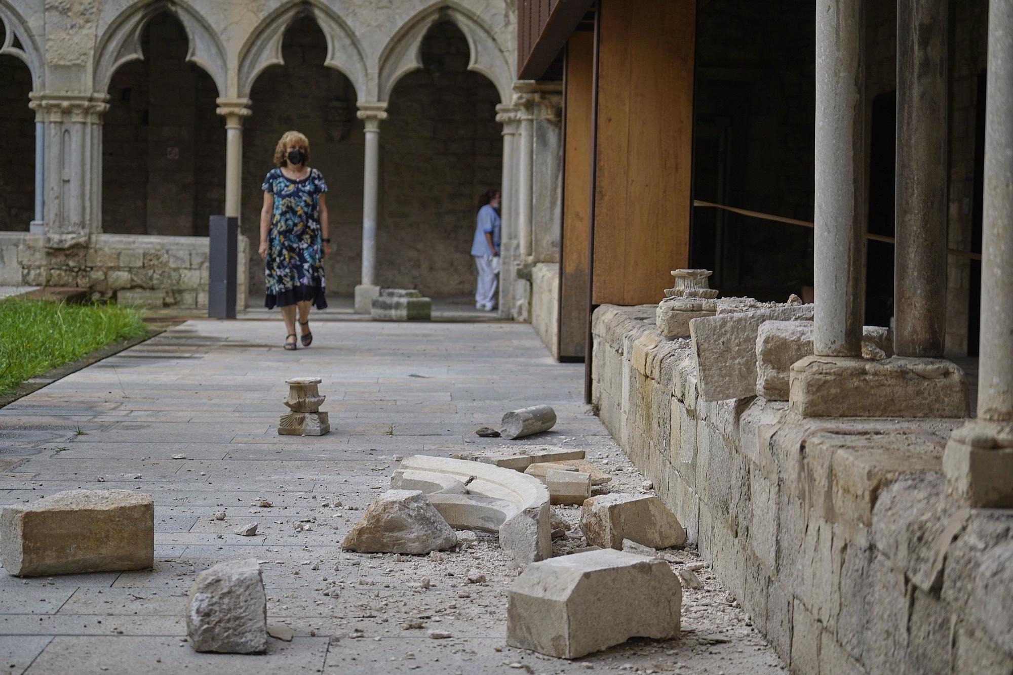 S'ensorra part del claustre de la Facultat de Lletres de la UdG