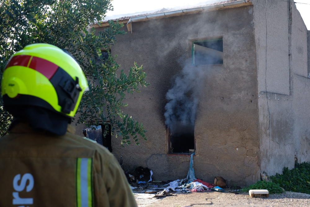 Un aparatoso incendio calcina una casa de campo en Sant Joan