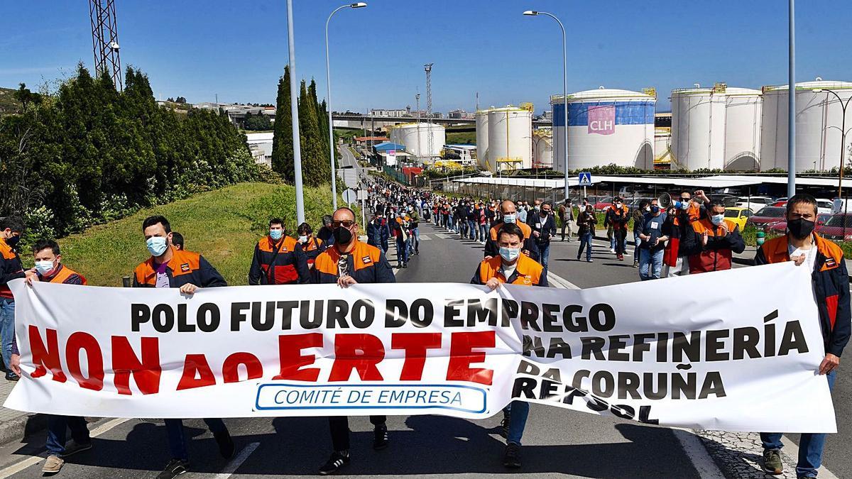 Trabajadores de la refinería con una pancarta contra el ERTE seguidos por compañeros en la avenida Finisterre.   | // CARLOS PARDELLAS
