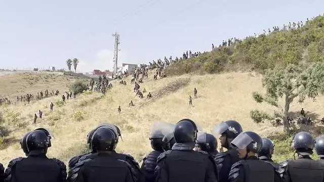 Las fuerzas de Seguridad de Marruecos frustran intento de alcanzar Ceuta de cientos de migrantes subsaharianos