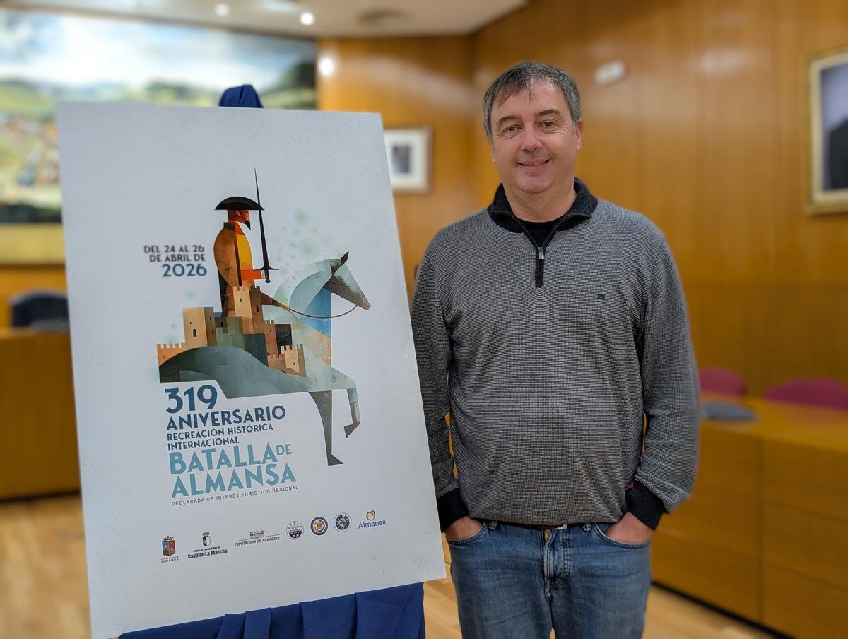 El diseñador setabense Sergio Iborra, con el cartel ganador de la edición 2026 de la batalla de Almansa.