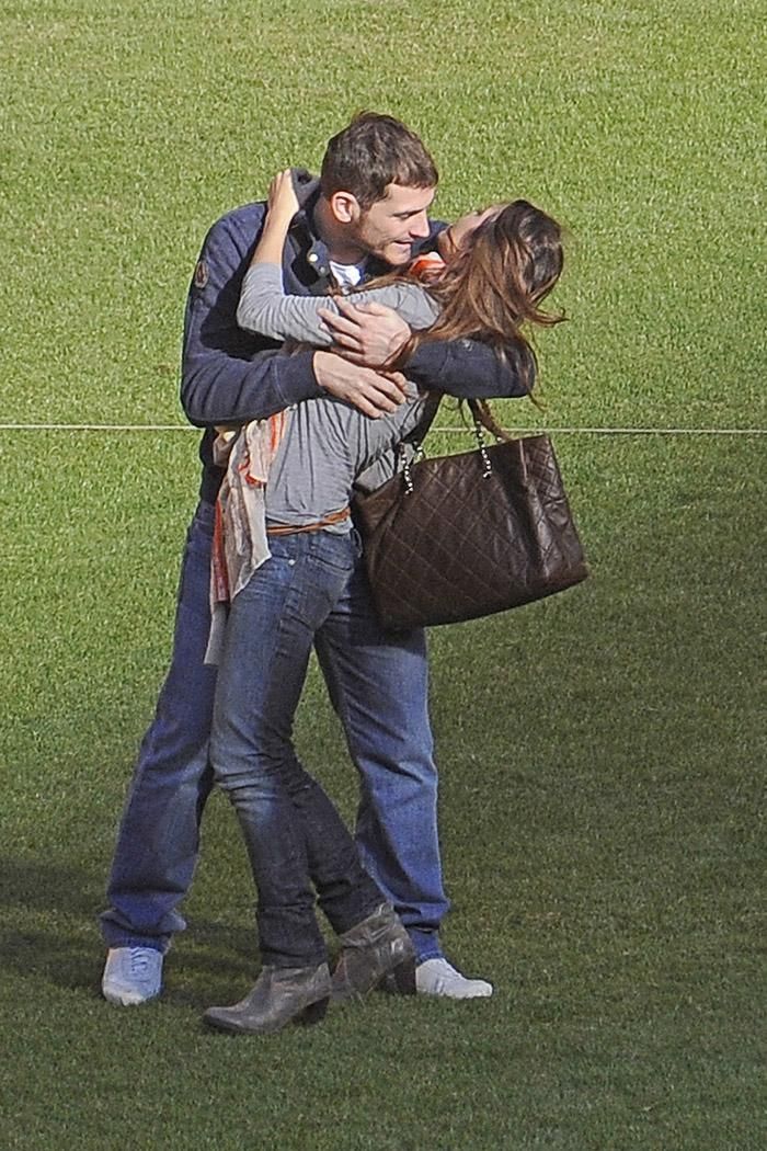 Los besos de Iker Casillas y Sara Carbonero: en Sudáfrica, un año después