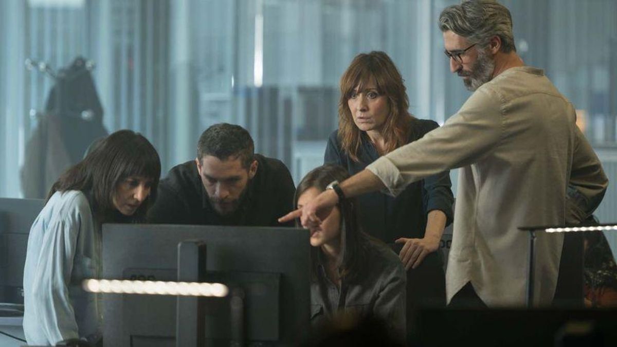 La actriz, en una secuencia de 'La unidad', con otros dos protagonistas: Marian Álvarez y Michel Noher.