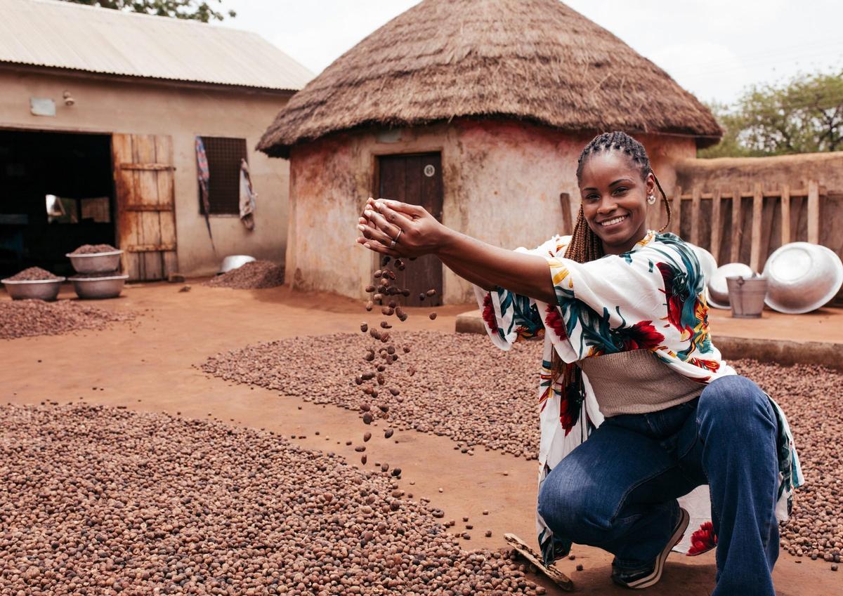 Katia Simone con las semillas de karité en la cooperativa de mujeres Kanvli, de Acra, en Ghana.